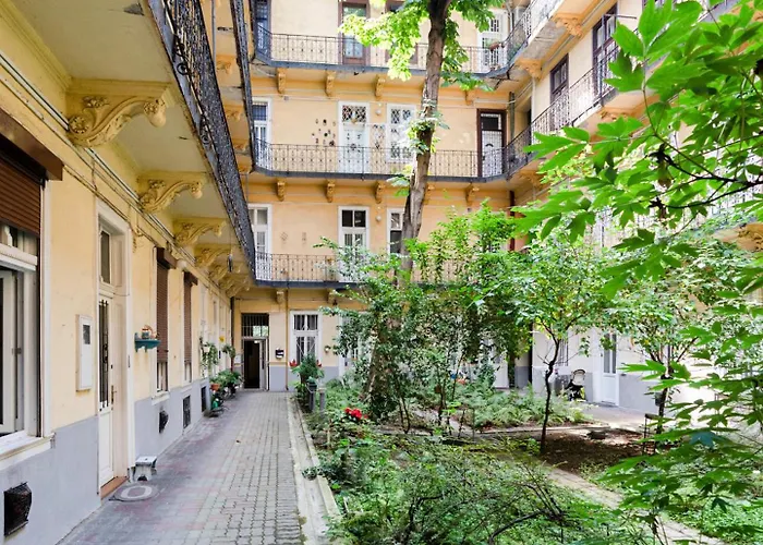Secret Garden - Free Parking