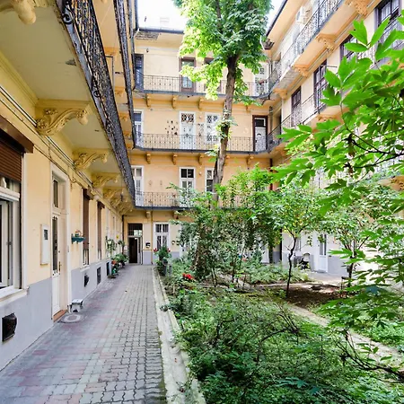 Secret Garden - Free Parking